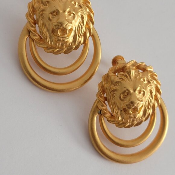 Vintage Goldtone Lion Door Knocker Style Screw-back Earrings - Picture 2 of 10